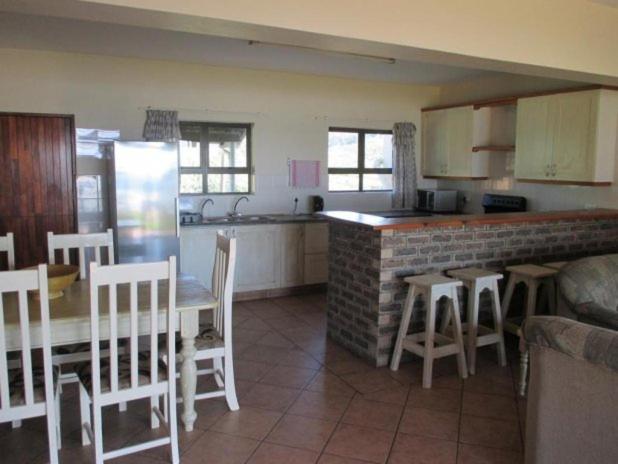 Hole_in_the_wall_Sea_View_Cottage_11.jpg