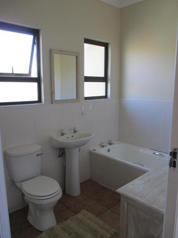 Hole_in_the_wall_Sea_View_Cottage_8.jpg